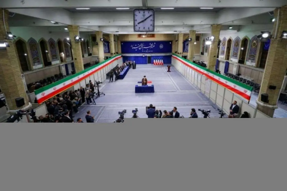 عکسی متفاوت از لحظه رأی دادن رهبر انقلاب