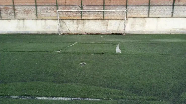 (عکس) تمرین فوتبالیست‌های ناشنوا روی موکت به جای زمین چمن!