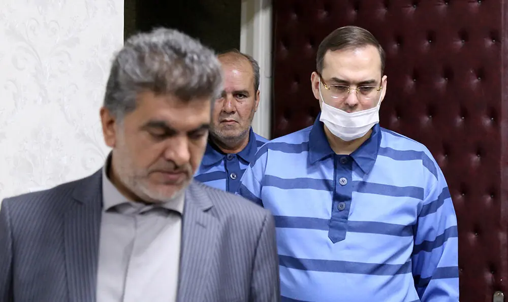 (تصاویر) متهمان با ماسک مقابله با کرونا در دادگاه