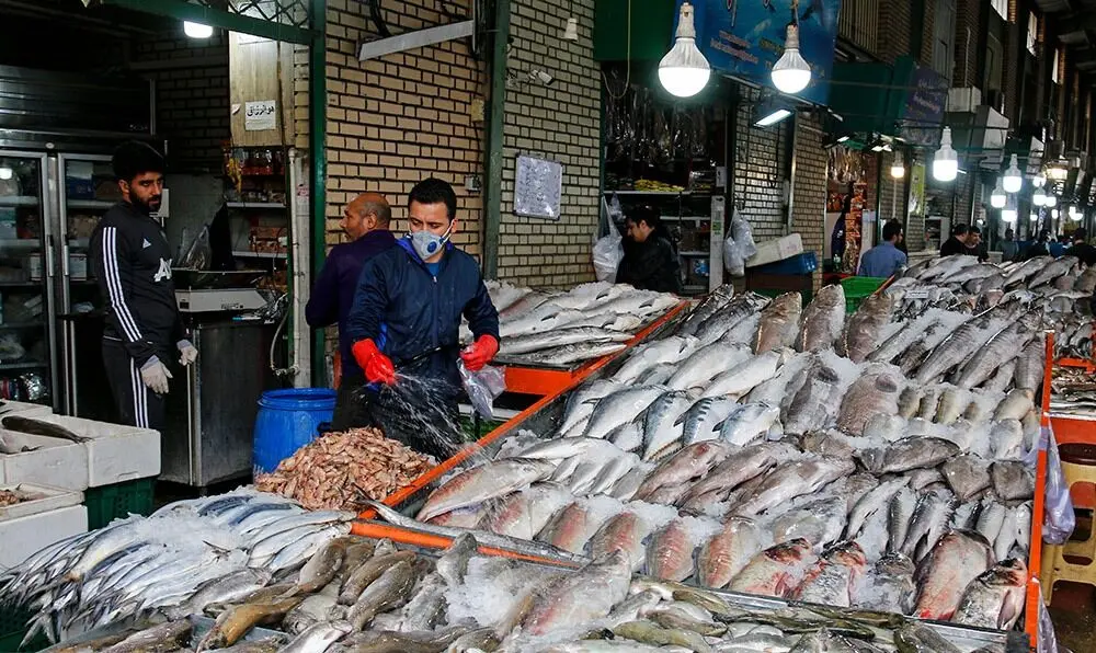 (تصاویر) بازار پررونق ماهی فروشان در شب عید کرونایی