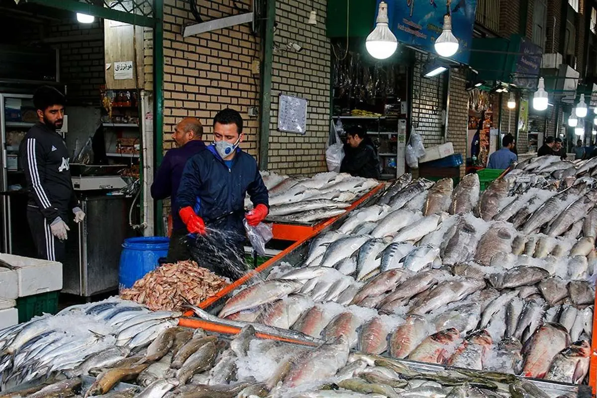(تصاویر) بازار پررونق ماهی فروشان در شب عید کرونایی