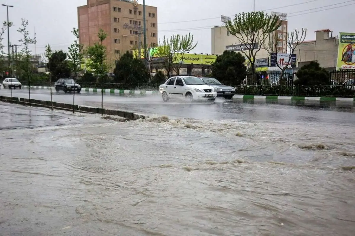 (تصاویر) بارندگی شدید و آب گرفتگی معابر قم