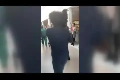 (ویدئو) لحظه خروج بوریس جانسون از ICU