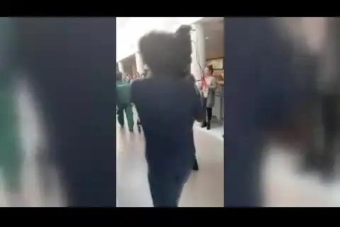 (ویدئو) لحظه خروج بوریس جانسون از ICU