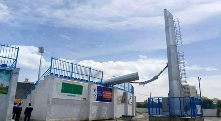 (عکس) سقوط پروژکتور ورزشگاه سیرجان