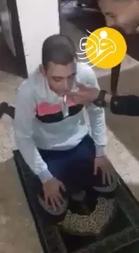 (ویدئو) سیگار کشیدن در نماز خشم مصری‌ها را برانگیخت