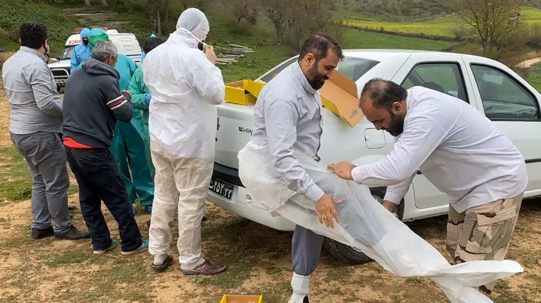 (تصاویر) دفن اموات کرونایی توسط طلاب
