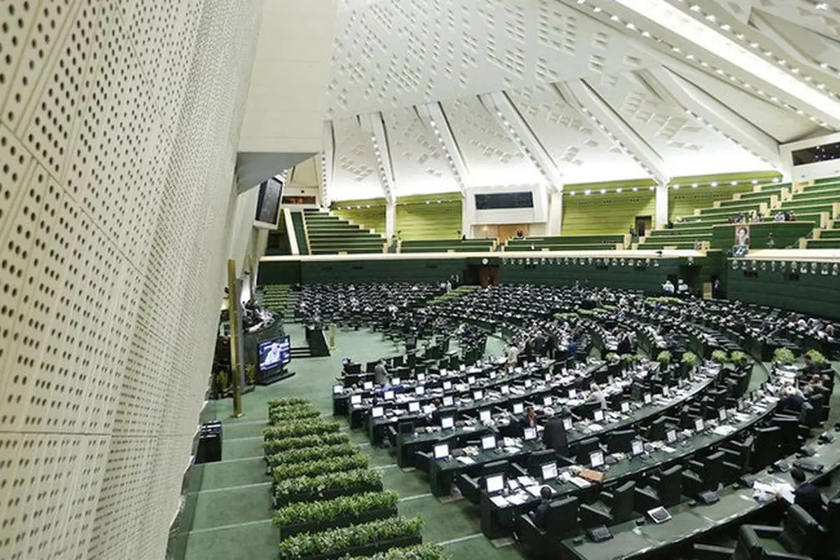 درخواست ۴۲ نماینده از لاریجانی برای برگزاری جلسات مجلس