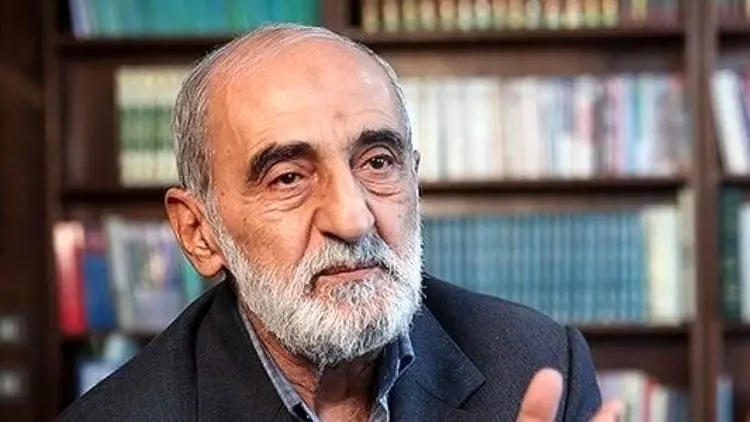 شریعتمداری: باید عاجزانه از خدا خواست که ترامپ کرونا نگیرد