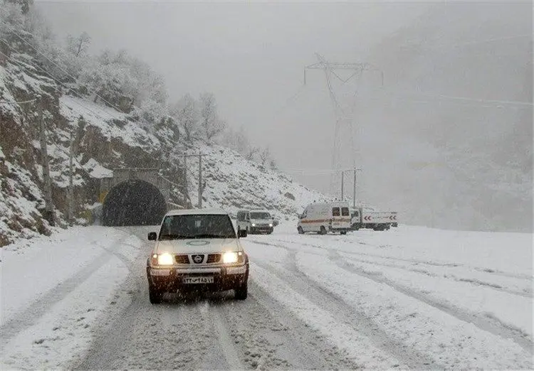 بارش باران و برف در محورهای دو استان