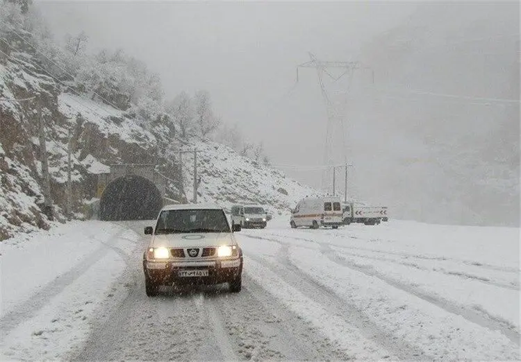 بارش باران و برف در محورهای دو استان