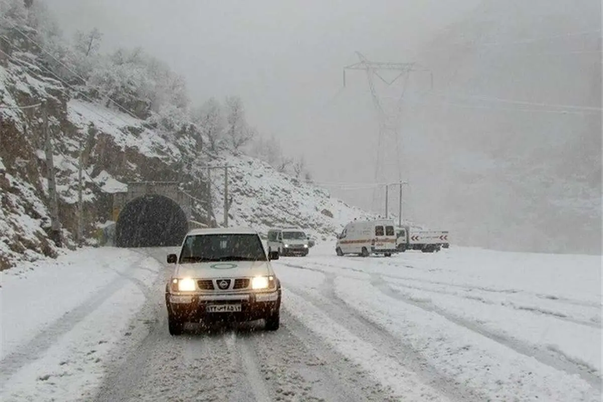 بارش باران و برف در محورهای دو استان