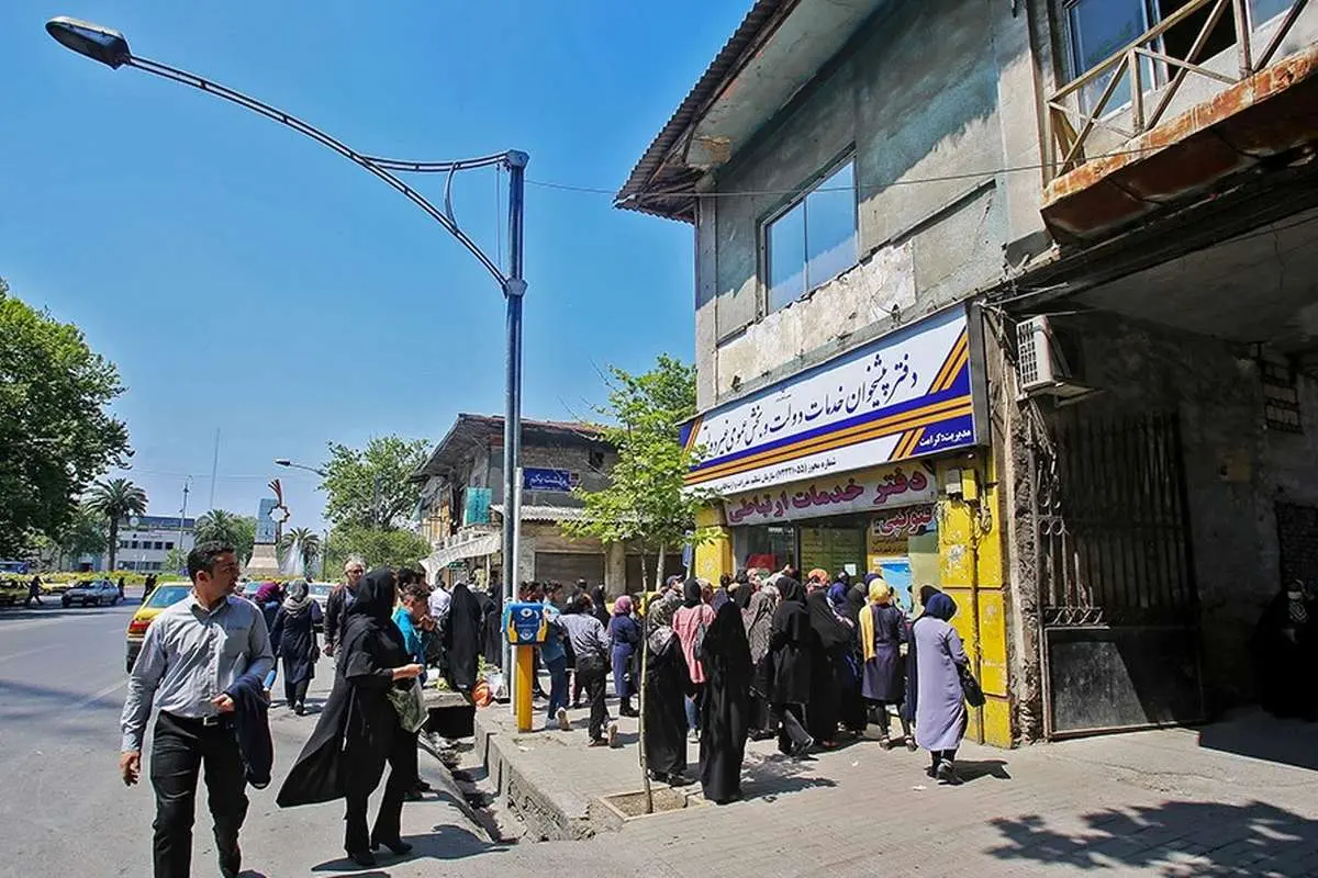(تصاویر) صفهای طولانی دفاتر پیشخوان دولت