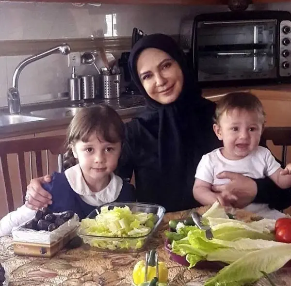 (عکس) لعیا زنگنه و نوه‌هایش در نمایی از سریال پدر