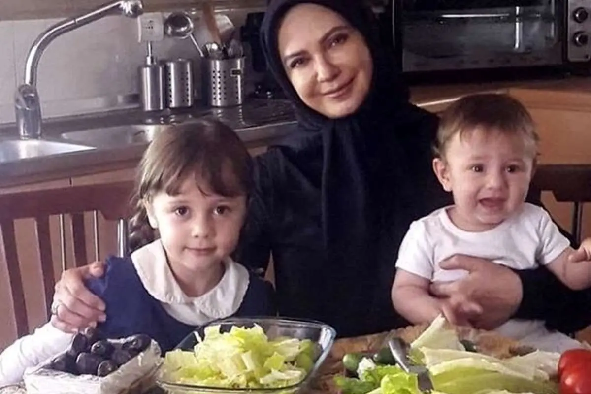(عکس) لعیا زنگنه و نوههایش در نمایی از سریال پدر