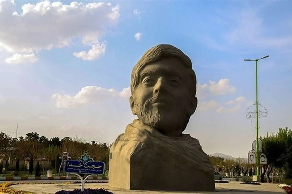 (تصاویر) تعویض سنگ مزار شهید حججی
