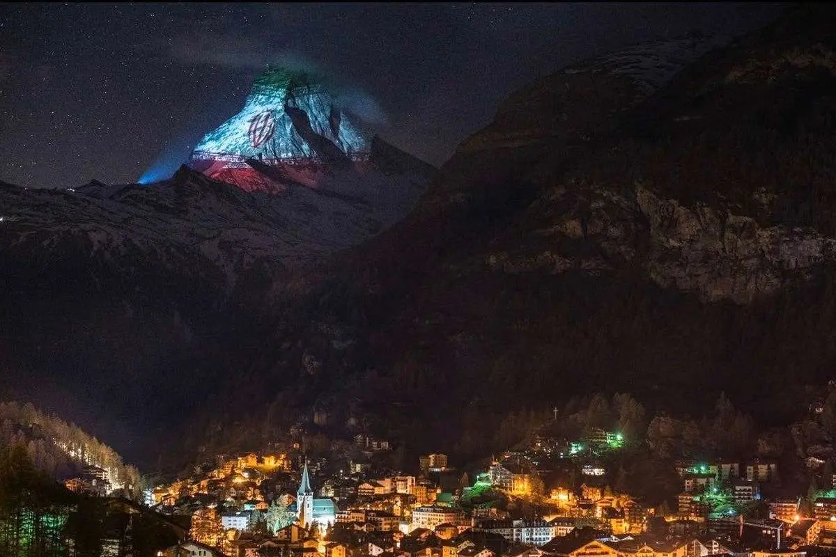 (عکس) تصویر پرچم ایران روی کوهی در سوئیس