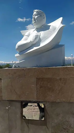 (تصویر) رونمایی از تندیس زنده یاد سیامند رحمان