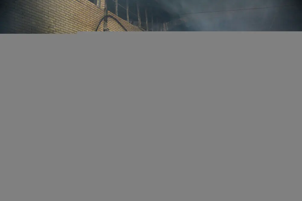 (تصاویر) آتش سوزی در کارخانه کفش قم