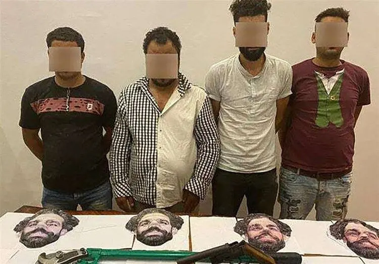 (عکس) زورگیری‌های خشن ۴ مرد با ماسک «محمد صلاح»!
