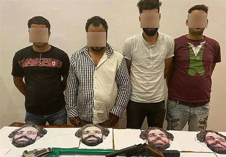 (عکس) زورگیری‌های خشن ۴ مرد با ماسک «محمد صلاح»!