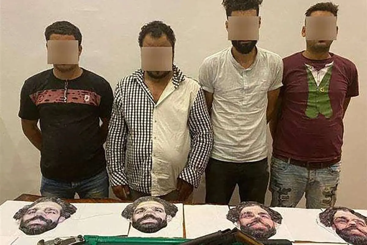 (عکس) زورگیریهای خشن ۴ مرد با ماسک «محمد صلاح»!