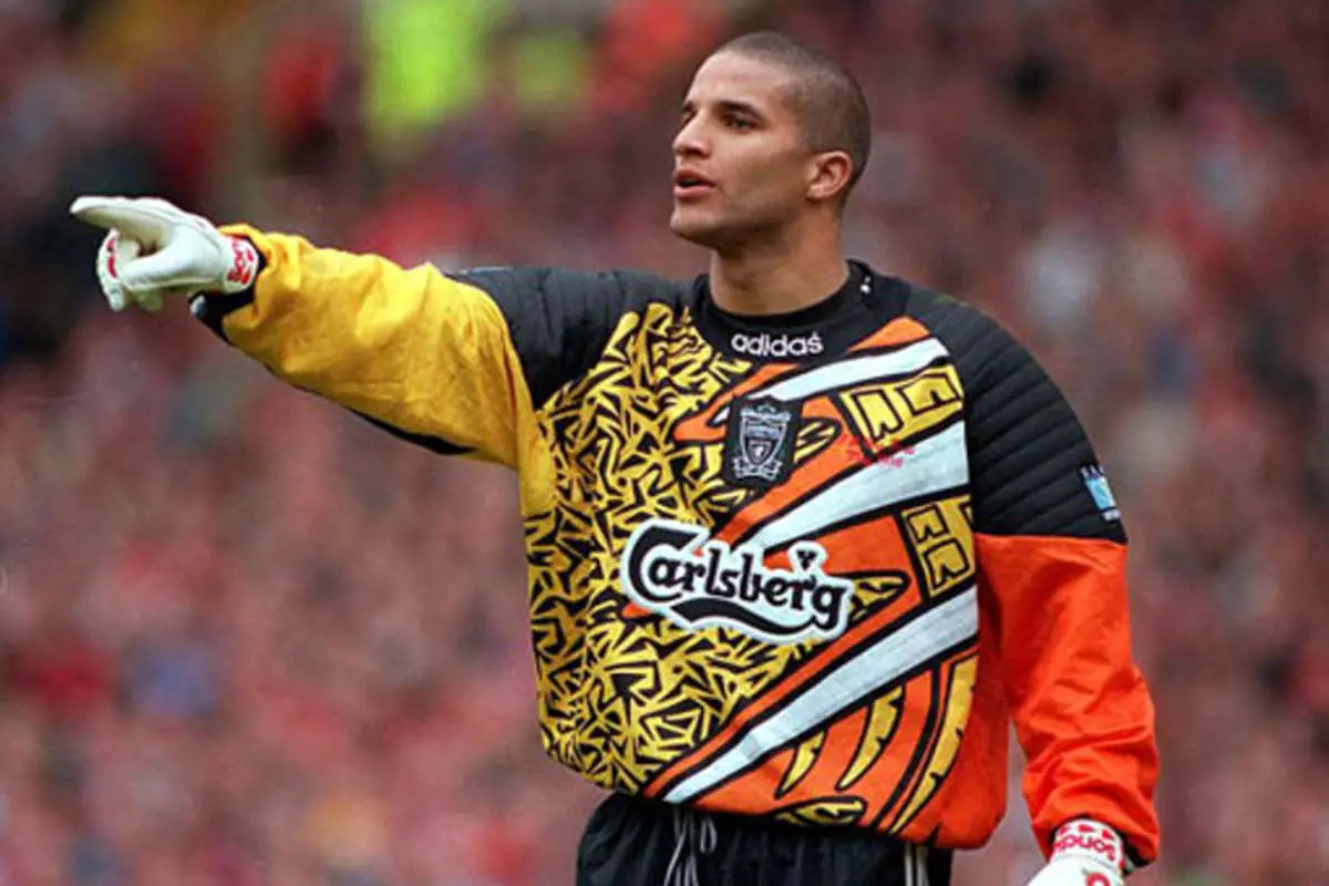 (عکس) لباس‌های عجیب و غریب دروازه‌بانان در دهه 90