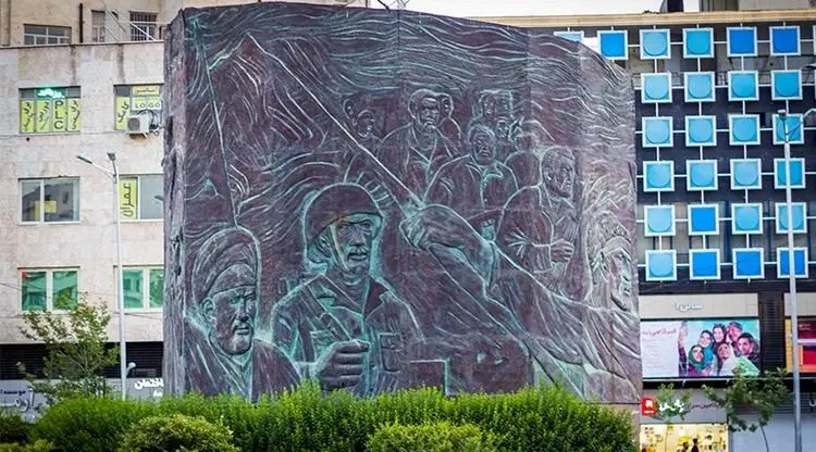 پیکر سازنده نماد میدان انقلاب به خاک سپرده شد