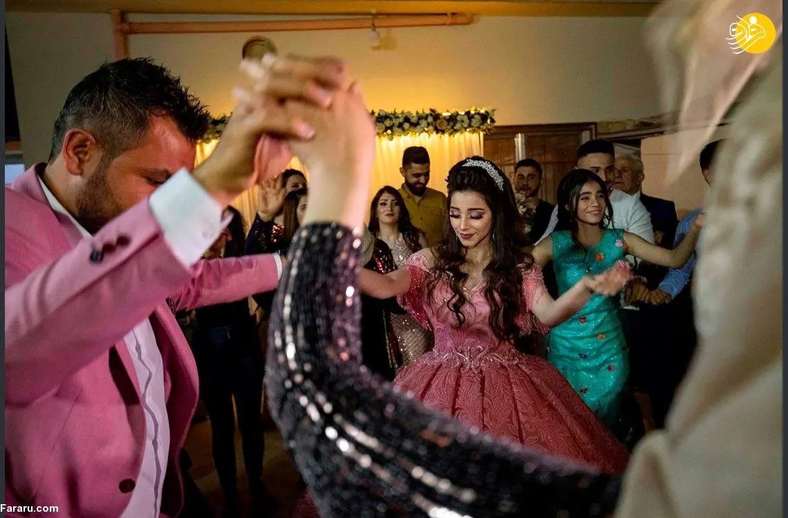 (تصاویر) برگزاری جشن عروسی بی‌توجه به کرونا!