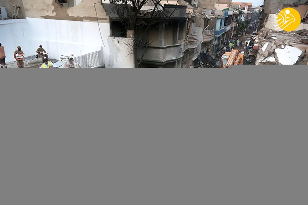 (تصاویر) سقوط هواپیمای مسافربری در منطقه مسکونی کراچی