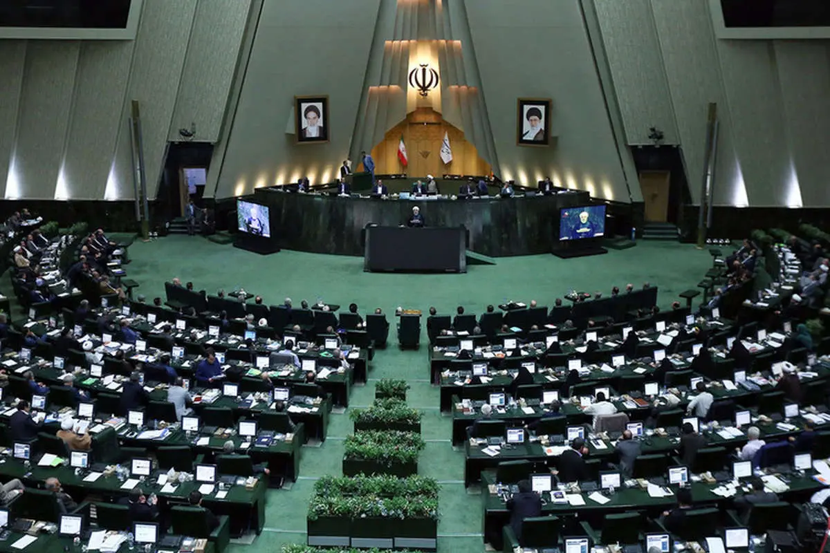 روز شلوغ وزیر احمدی‌نژاد در صحن مجلس