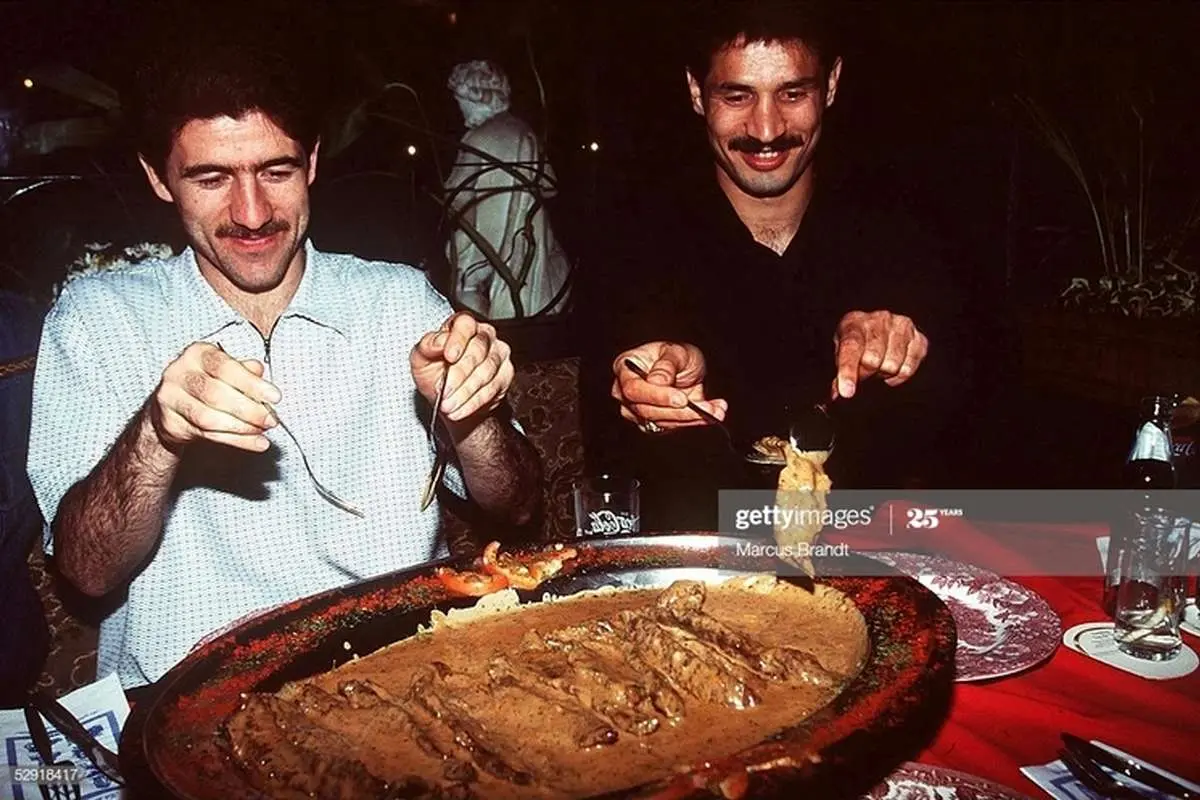 عکس قدیمی دایی و باقری وقتی هنوز شلوار پارچهای مد بود!