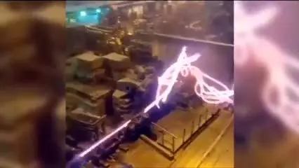 (ویدیو) لحظه وحشتناک خروج تیرآهن از خط تولید