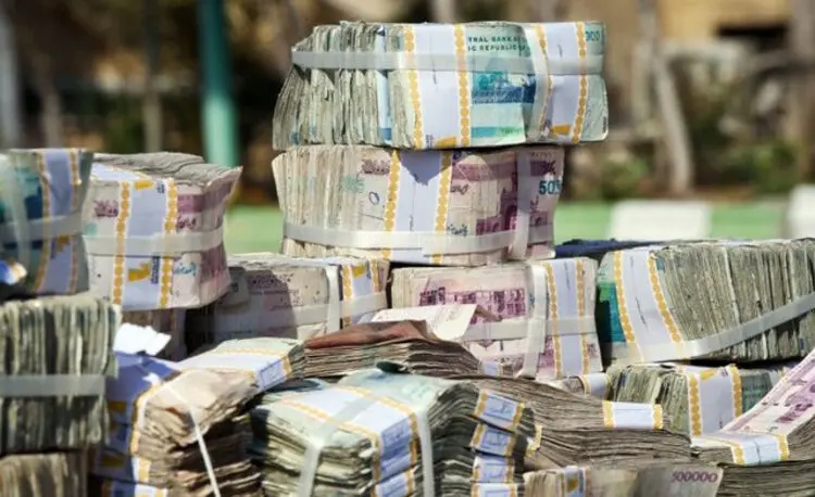 نقدینگی از ۲۴۰۰ هزار میلیارد گذشت
