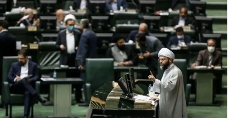 تصویری قابل تامل از بی‌توجهی نمایندگان به نطق رئیس سازمان تبلیغات!