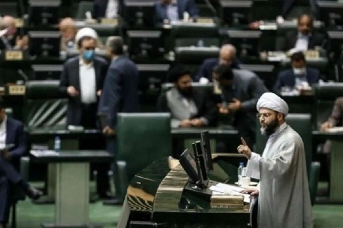 تصویری قابل تامل از بیتوجهی نمایندگان به نطق رئیس سازمان تبلیغات!