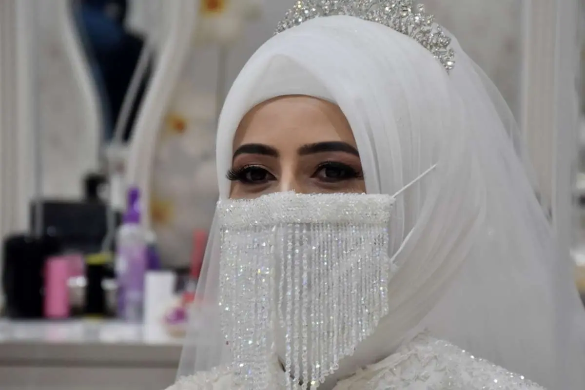 (تصاویر) اضافه شدن ماسک به لباس عروس!