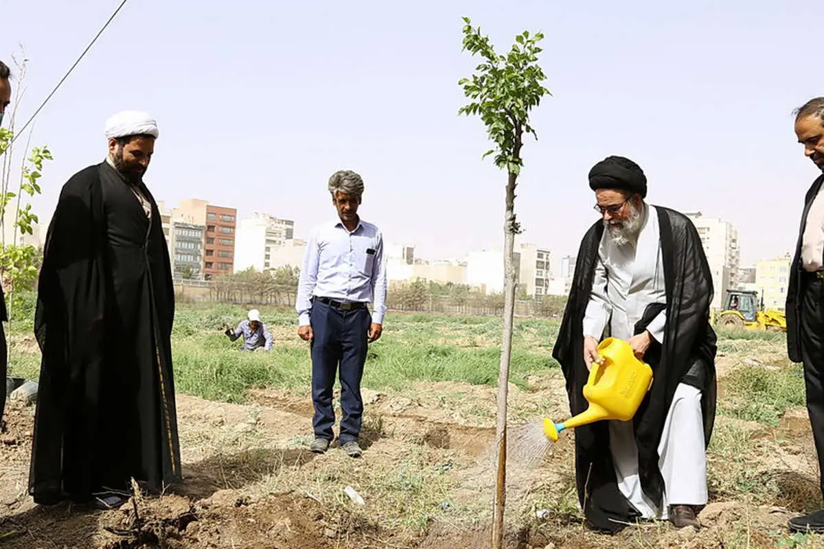 (تصاویر) درختکاری در محوطه سوخته جامعه الزهرا