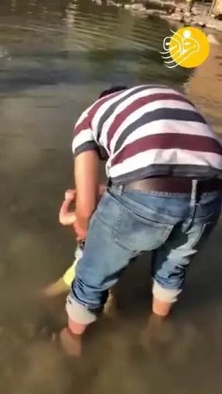 (ویدئو) لحظه حمله هوایی ترکیه به روستای کردنشین هنگام آب‌تنی یک خانواده