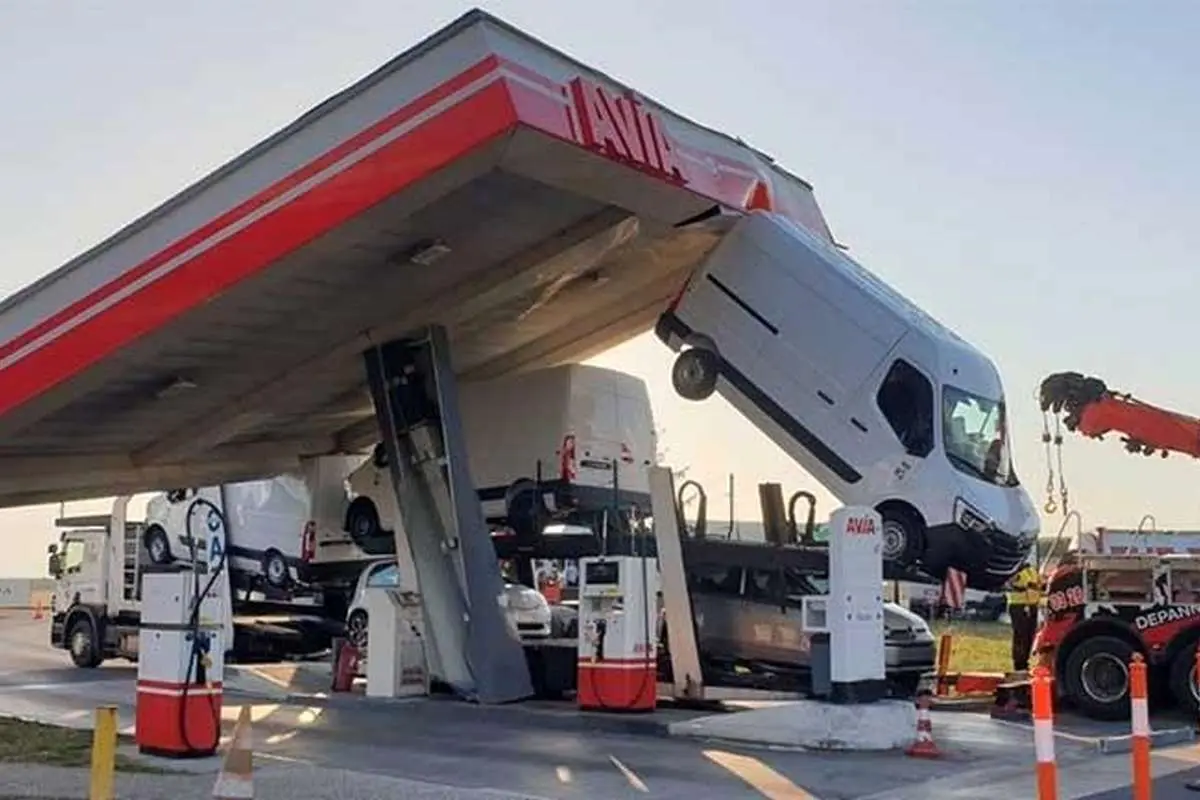 (عکس) اتفاقی عجیب و غریب در یک پمپ بنزین!