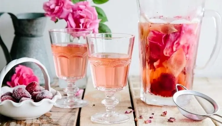 طرز تهیه شربت گل محمدی؛ خوش عطر و دلچسب