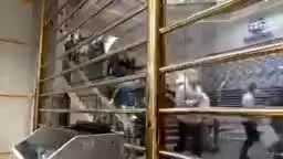 (ویدئو) هجوم عجیب مردم برای خرید دلار ۲۲ هزار تومانی