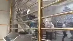 (ویدئو) هجوم عجیب مردم برای خرید دلار ۲۲ هزار تومانی