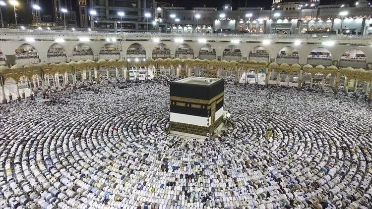 بوسیدن و لمس خانه خدا ممنوع شد