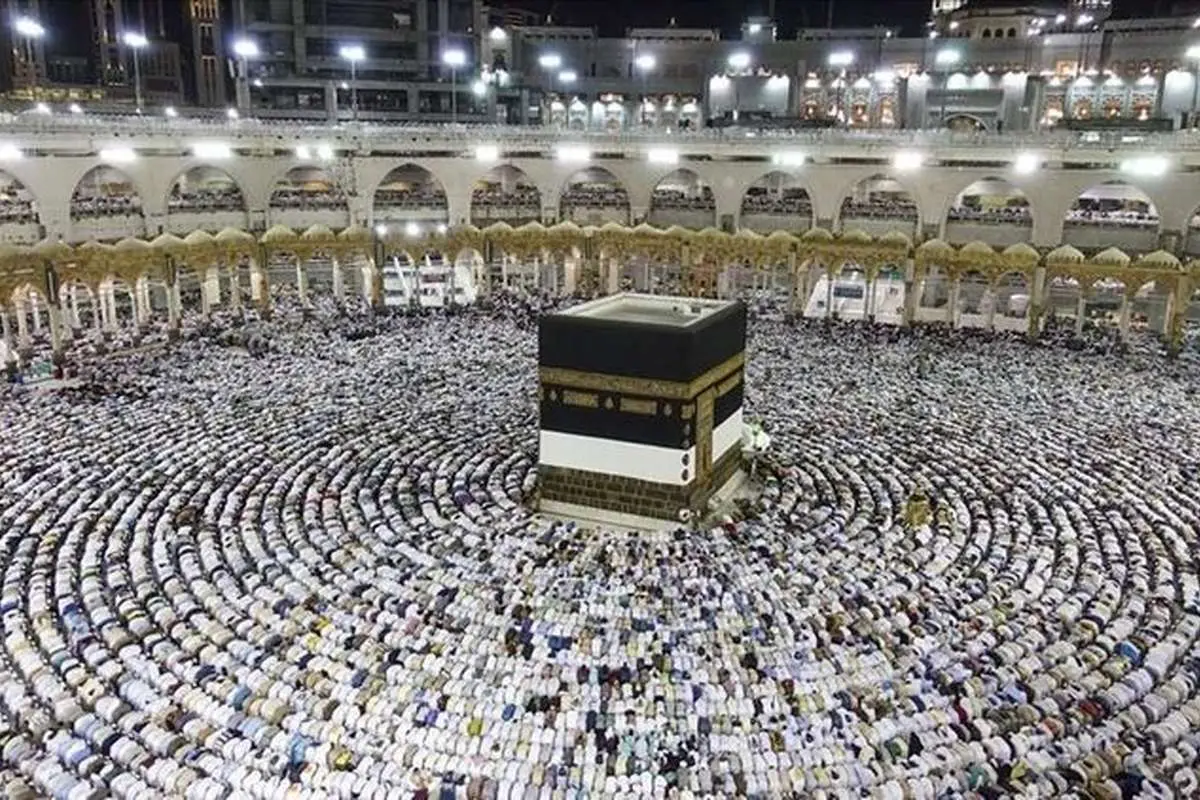 بوسیدن و لمس خانه خدا ممنوع شد