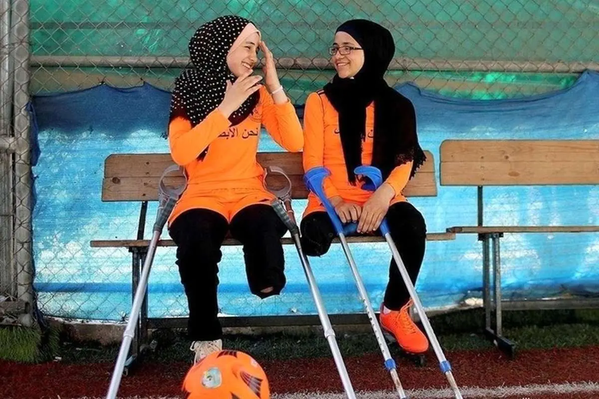 (عکس) دختران فلسطینی بدون پا هم فوتبال بازی می‌کنند