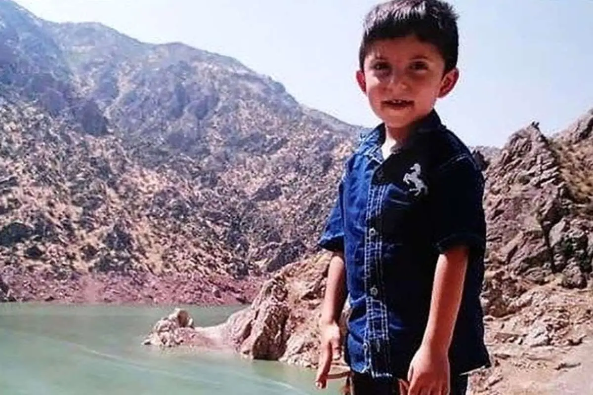 (عکس) قتل ژیار ۵ ساله در جوانرود؛ نامادری سنگدل پسرک را با چاقو کُشت!