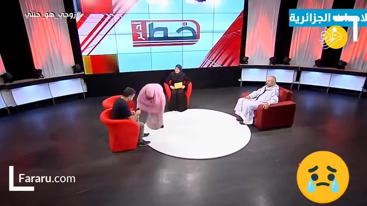(ویدئو) بوسیدن پای شوهر در برنامه زنده جنجالی شد