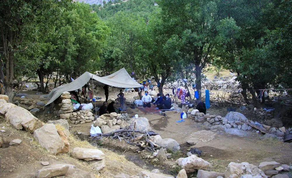 (تصاویر) راه اندازی پنل خورشیدی سیار برای عشایر