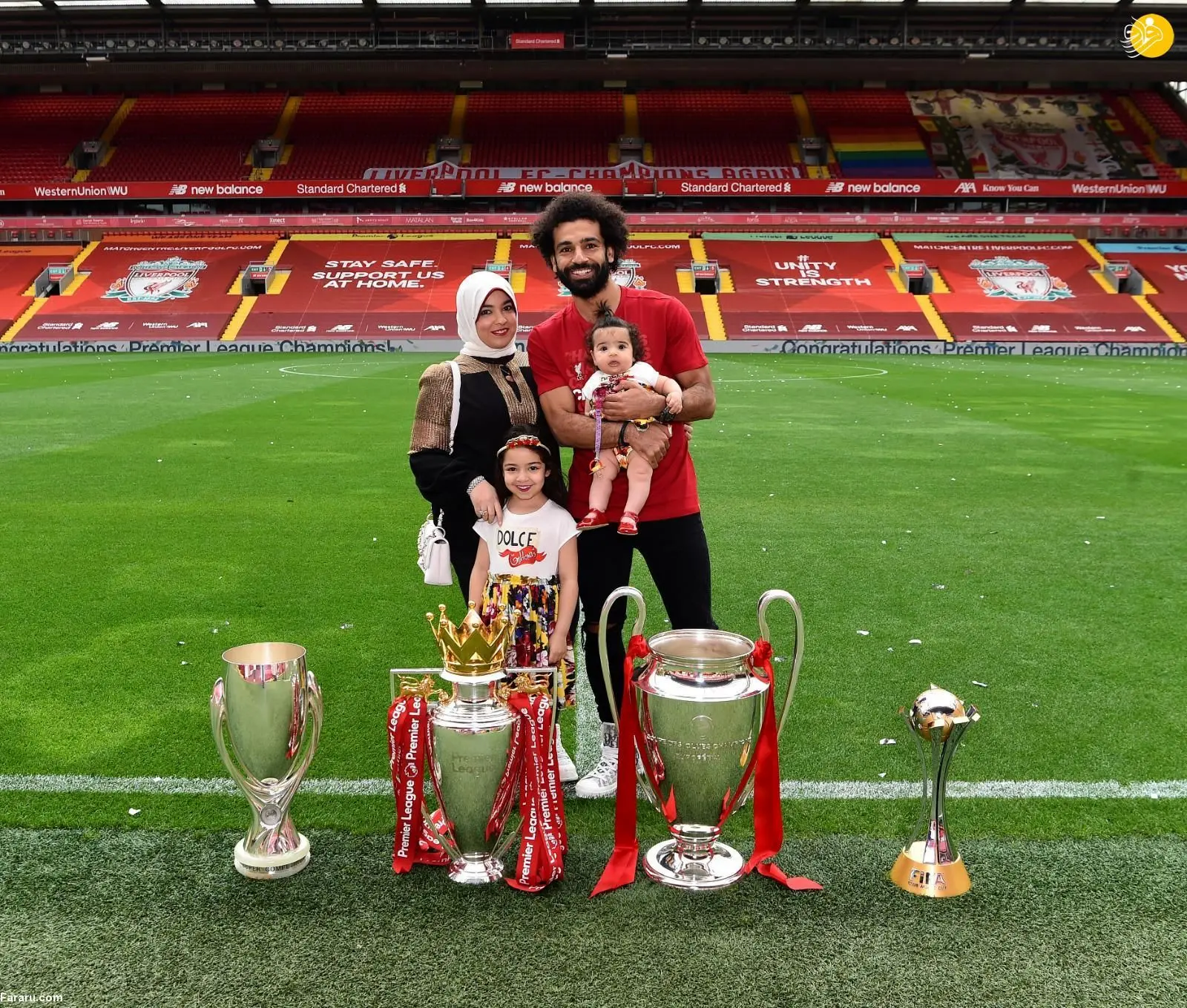 (تصویر) محمد صلاح با خانواده کنار جام‌های قهرمانی